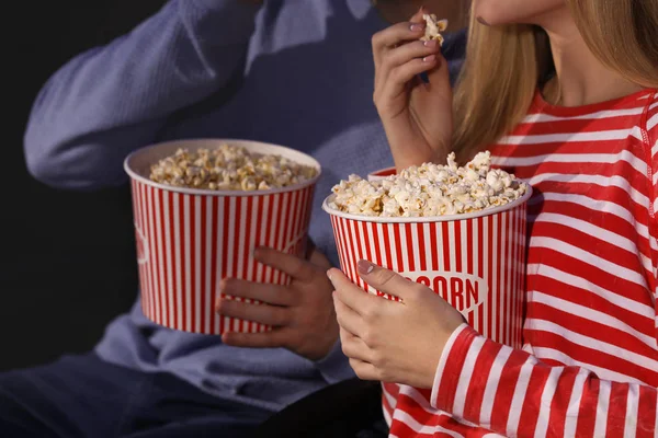 Young couple with tasty popcorn — Stock Photo, Image