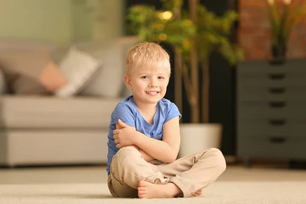 Lindo Niño Sentado Suelo Casa — Foto de Stock