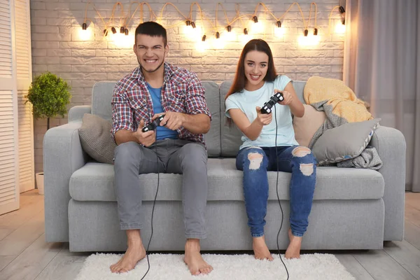 Pareja jugando videojuego —  Fotos de Stock