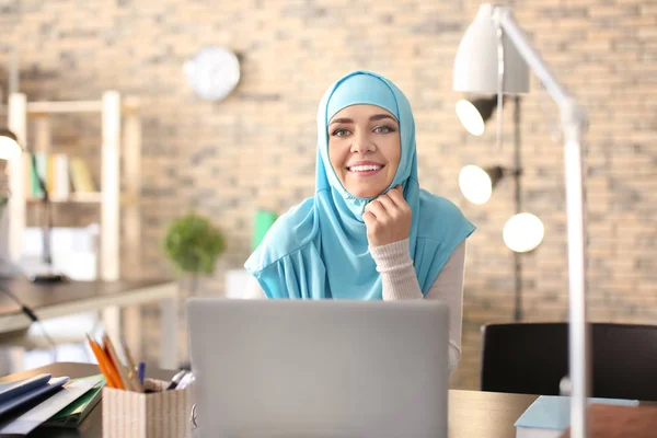 Mulher Muçulmana Roupas Tradicionais Estudando Dentro Casa — Fotografia de Stock