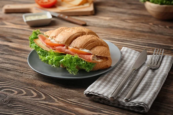 Placa Con Sabroso Sándwich Croissant Mesa — Foto de Stock