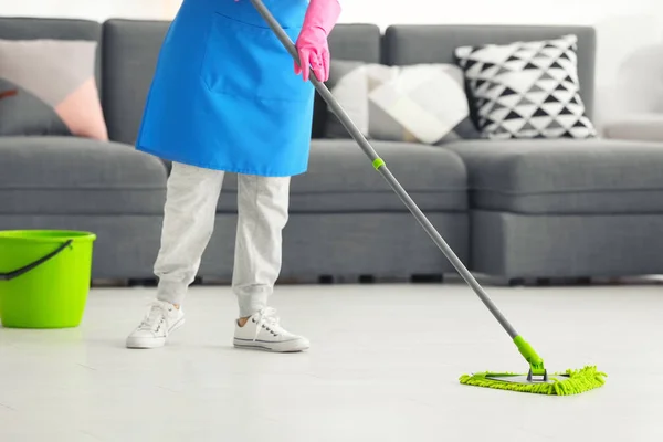 Woman Cleaning Floor Mop Living Room — Stock Photo, Image