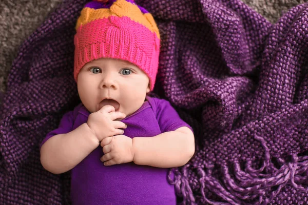 Kleines Baby Mit Süßem Hut Auf Karo Liegend Draufsicht — Stockfoto