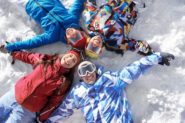 Vänner Som Ligger Skidor Pisten Snöiga Resort Vintersemester — Stockfoto