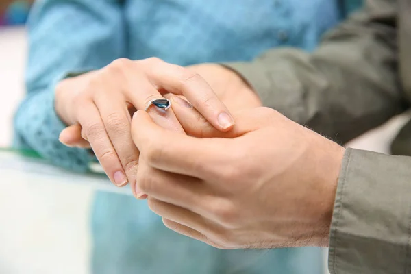 Casal jovem escolhendo anel — Fotografia de Stock