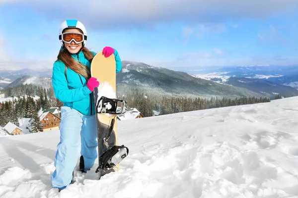 Θηλυκό Snowboarder Στις Σκι Πίστες Στο Χιονισμένο Θέρετρο Χειμερινές Διακοπές — Φωτογραφία Αρχείου