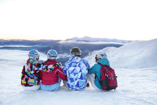 Groupe Amis Profitant Beauté Station Ski Enneigée Vacances Hiver — Photo