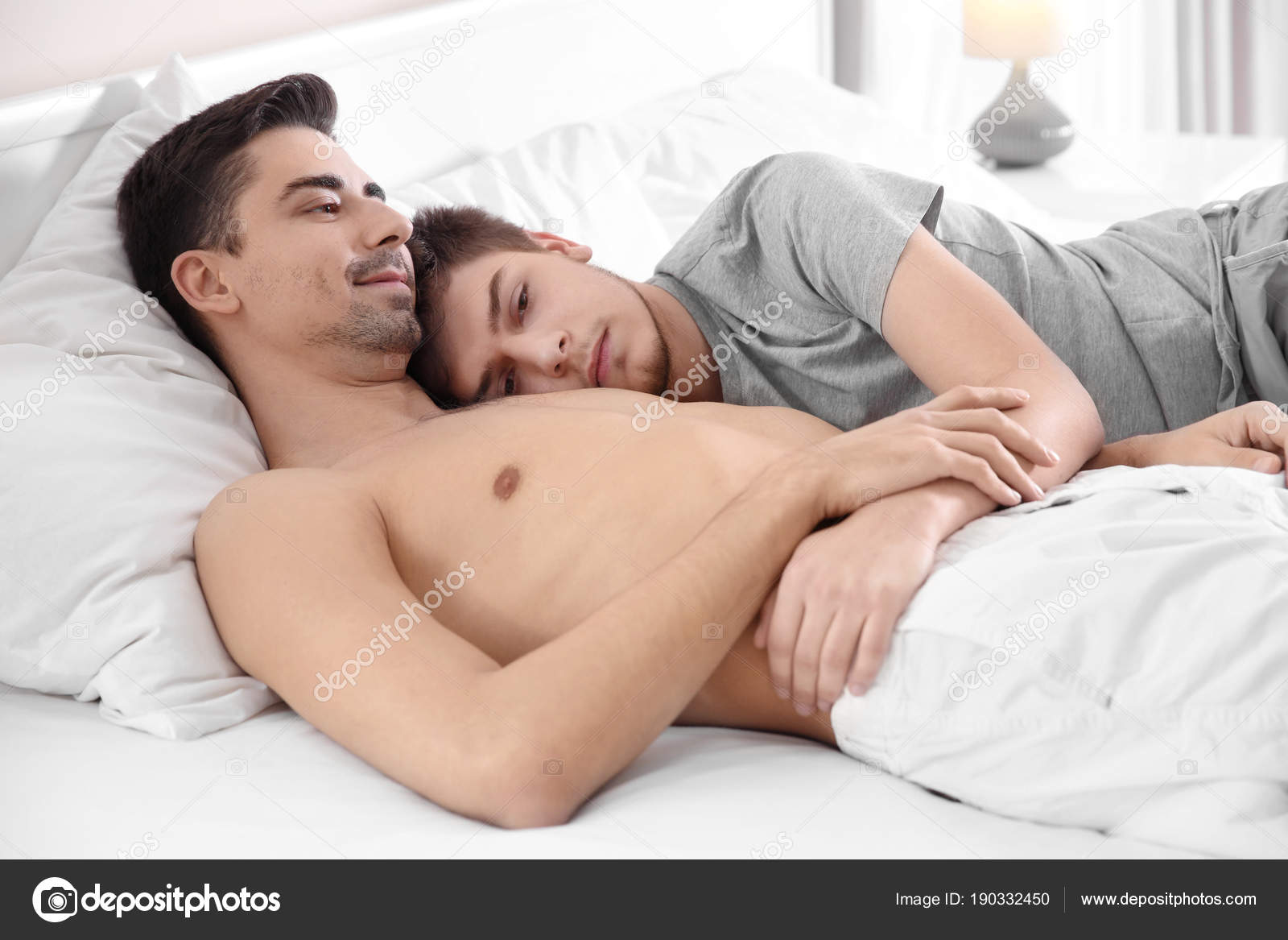 Два мужчины в кровати. Любовь двух парней. Лежат друг на друге. Два мужчины в кровати. Спящий парень.
