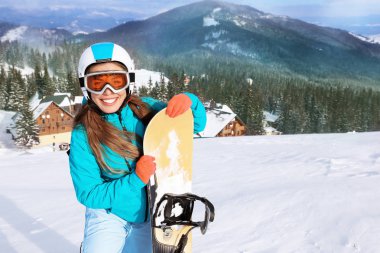 Kadın Snowboard Kayak Bakırlı karlı Resort üzerinde. Kış tatili
