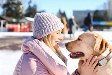 sevimli köpek ile kadın