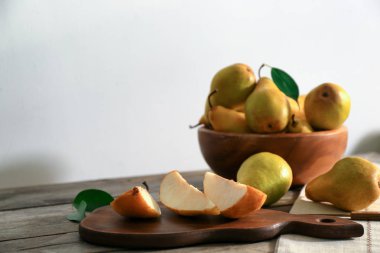 Yönetim Kurulu ve ahşap masa üzerinde taze olgun armut ile kase