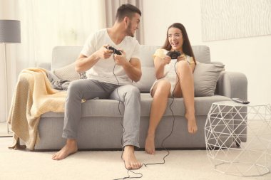 Video oyunu oynayan çift  