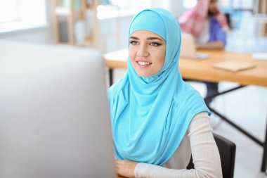 Kapalı eğitim geleneksel giysiler içinde Müslüman kadın