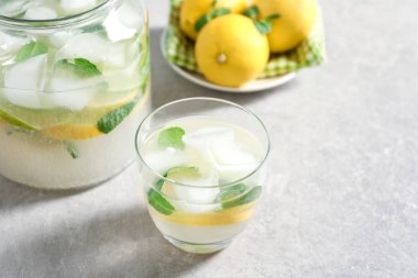 Kavanoz ve cam masa üzerinde taze limonata