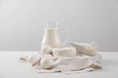 Farklı süt ürünleri ve yumurta masada