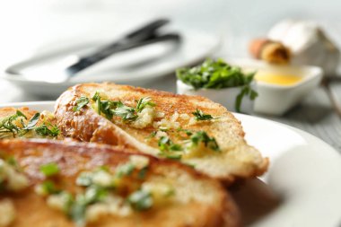 Lezzetli ev yapımı sarımsaklı ekmek, closeup ile plaka