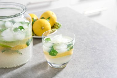 Kavanoz ve cam masa üzerinde taze limonata
