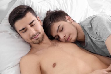Evde yatakta yatarken genç gay çift