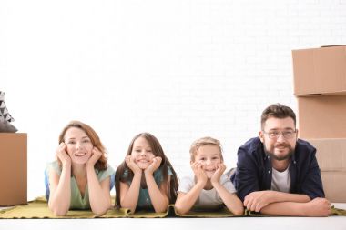 Kapalı kutu yalan çocuklu bir çift gördüm. Taşınma günü üzerinde mutlu aile