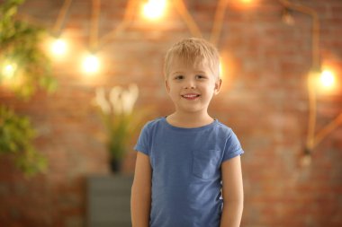 Sevimli küçük çocuğa karşı bulanık ışıklar