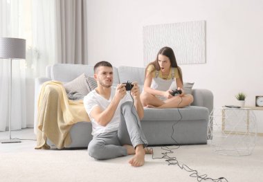 Video oyunu oynayan çift  