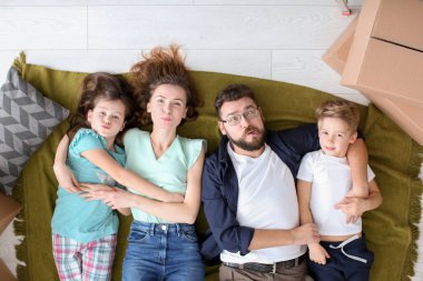 Kapalı kutu yalan çocuklu bir çift gördüm. Taşınma günü üzerinde mutlu aile