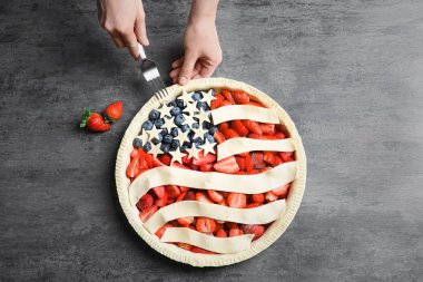 Amerikan bayrağı gri arka plan üzerine pasta hazırlama kadın