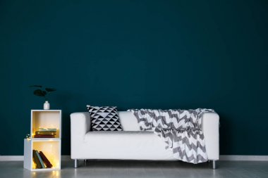 Duvarının yakınında rahat kanepe