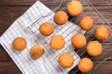 Soğutma rafa masada lezzetli kekler. Taze fırın