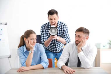 Patronla çalışanları çığlık megafon