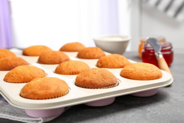 Fırın tepsisi masada lezzetli kekler. Taze fırın