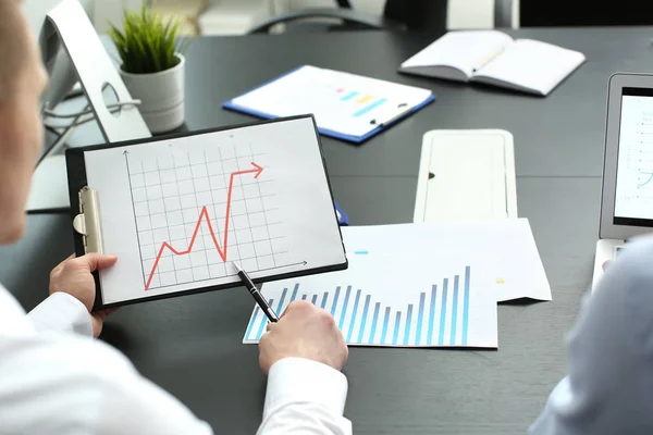 Man aan het werk aan tafel in office x concept — Stockfoto