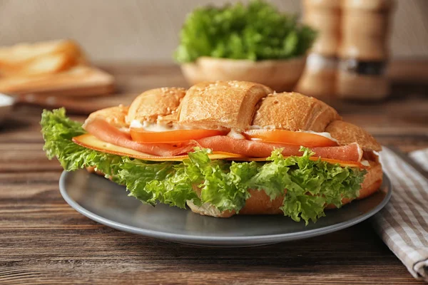 Тарелка Вкусным Бутербродом Круассаном Столе — стоковое фото