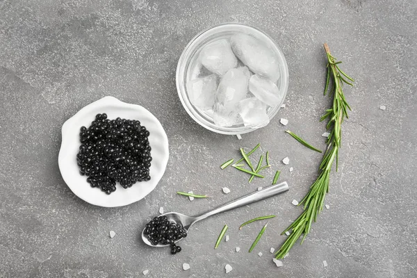 Caviar Preto Servido Com Gelo Sobre Fundo Cinza — Fotografia de Stock