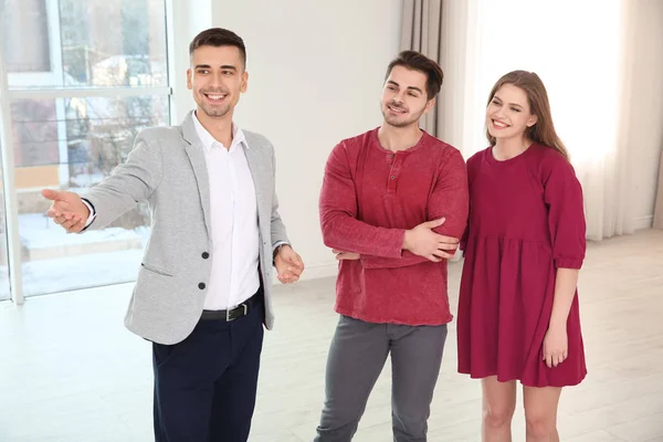 Agent Immobilier Avec Des Clients Dans Une Maison Neuve — Photo