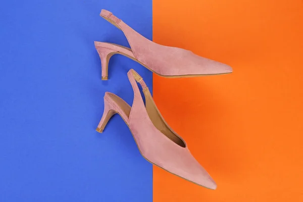 Elegante Vrouwelijke Schoenen Kleur Achtergrond — Stockfoto