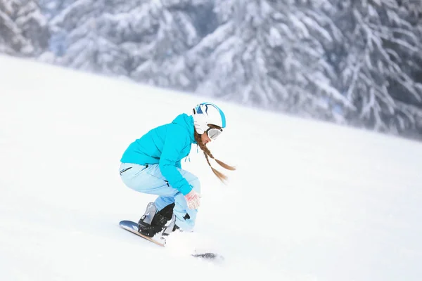 Snowboarderin Auf Skipiste Verschneiten Skigebiet Winterurlaub — Stockfoto