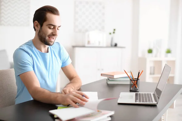 Estudante Estudando Mesa Dentro Casa — Fotografia de Stock