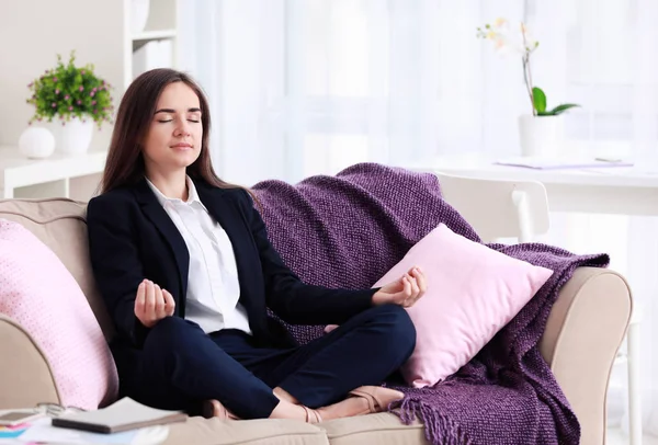 Mujer Joven Meditando Sofá Casa — Foto de Stock