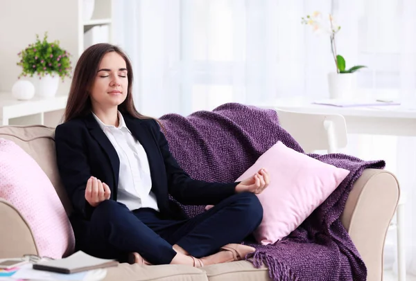 Giovane Donna Che Medita Sul Divano Casa — Foto Stock