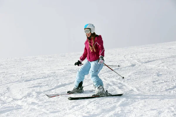 Kvinna Skidor Pisten Snöiga Resort Vintersemester — Stockfoto