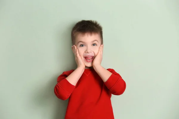 Portret Van Emotionele Jongetje Kleur Achtergrond — Stockfoto