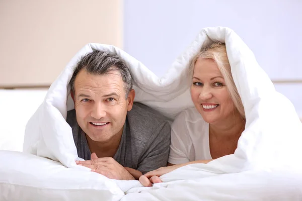 Senior Paar Onder Deken Bed Samen Thuis — Stockfoto