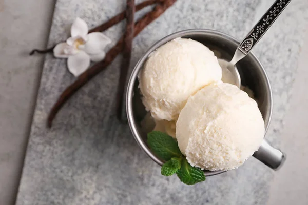 Mug Delicious Vanilla Ice Cream Table — Stock Photo, Image