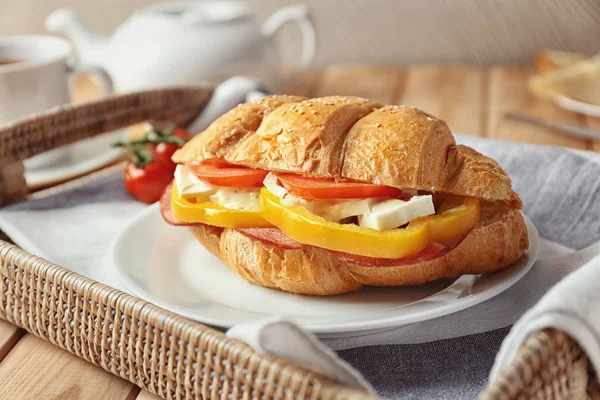 Piatto Con Gustoso Panino Croissant Sul Vassoio — Foto Stock