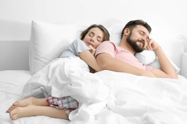Esposo y esposa durmiendo — Foto de Stock