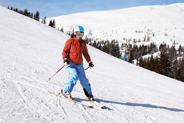 Yokuş Aşağı Kayak Karlı Resort Adlı Bir Kadın Kış Tatili — Stok fotoğraf