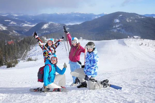 Amigos Felices Pista Esquí Estación Nevada Vacaciones Invierno —  Fotos de Stock
