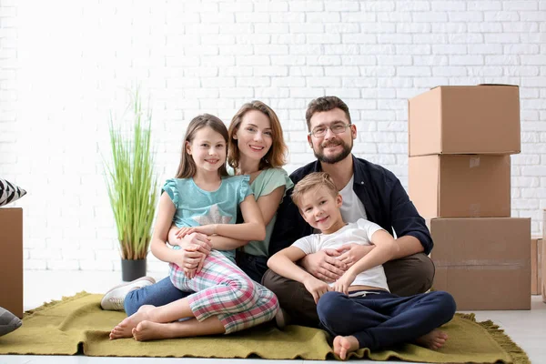 Paar Mit Kindern Der Nähe Von Boxen Haus Glückliche Familie — Stockfoto