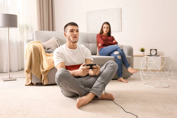 Постоянно потеет мужчина. A person who Angry playing Video games. A male model is Angry at a woman.